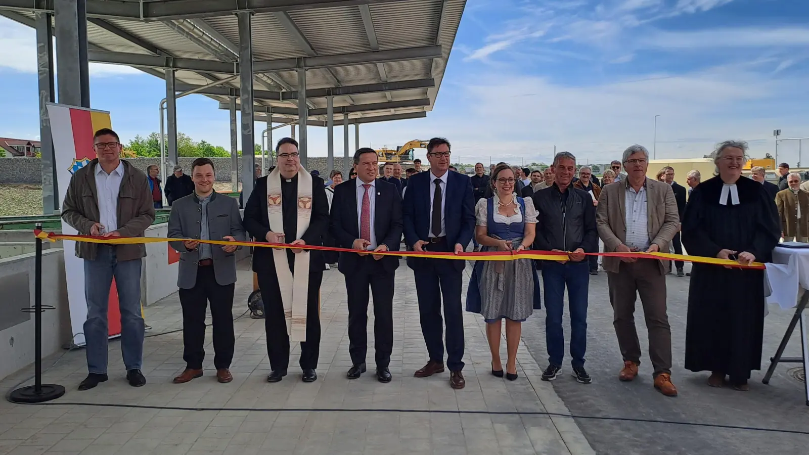 Eröffneten gemeinsam den neuen Recyclinghof (von links): Matthias Huber, Andreas Neumaier, Pfarrer Dr. Jan-Christoph Vogler, Bürgermeister Max Gotz, Landrat Martin Bayerstorfer, Stefanie Rüger, stellv. Landrat Franz Hoftsetter, stellv. Landrat Rainer Mehringer und Pfarrerin Dorothea Zwölfer. (Foto: LRA Erding)