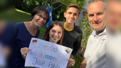 Experiment-Teilnehmer José mit seiner Gastfamilie.<br><br> (Foto: privat/Experiment e.V.)