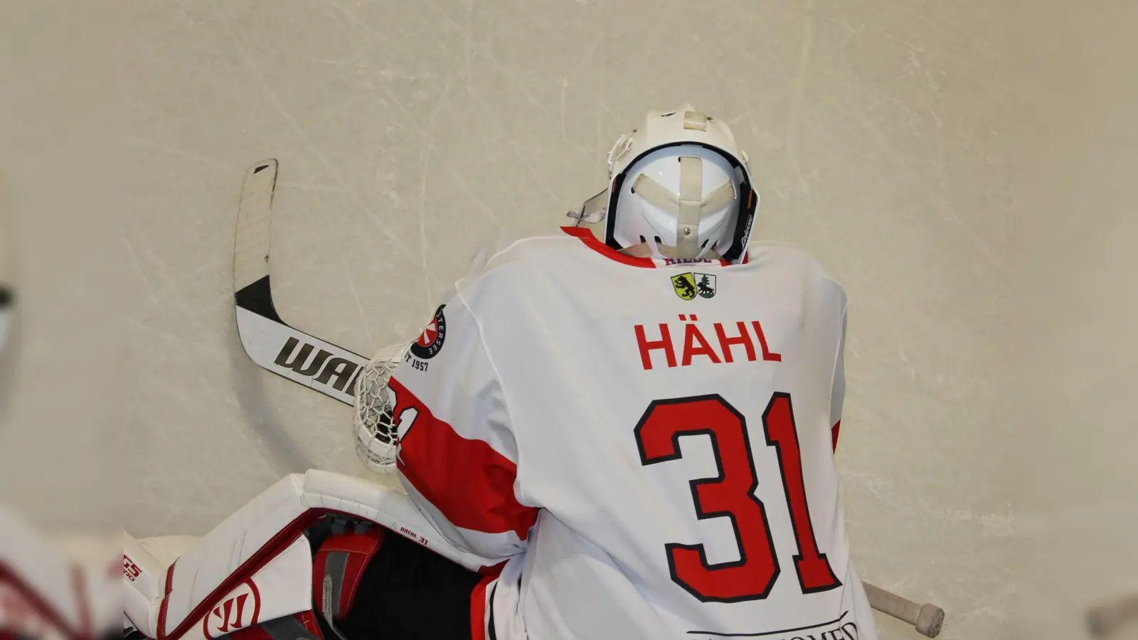 Torhüter Philipp Hähl hielt beim 1:0-Penaltysieg der Rot-Weißen in Amberg seinen Kasten 65 Minuten sauber. Außerdem parierte er noch drei Penaltys. (Foto: smg/EHC)