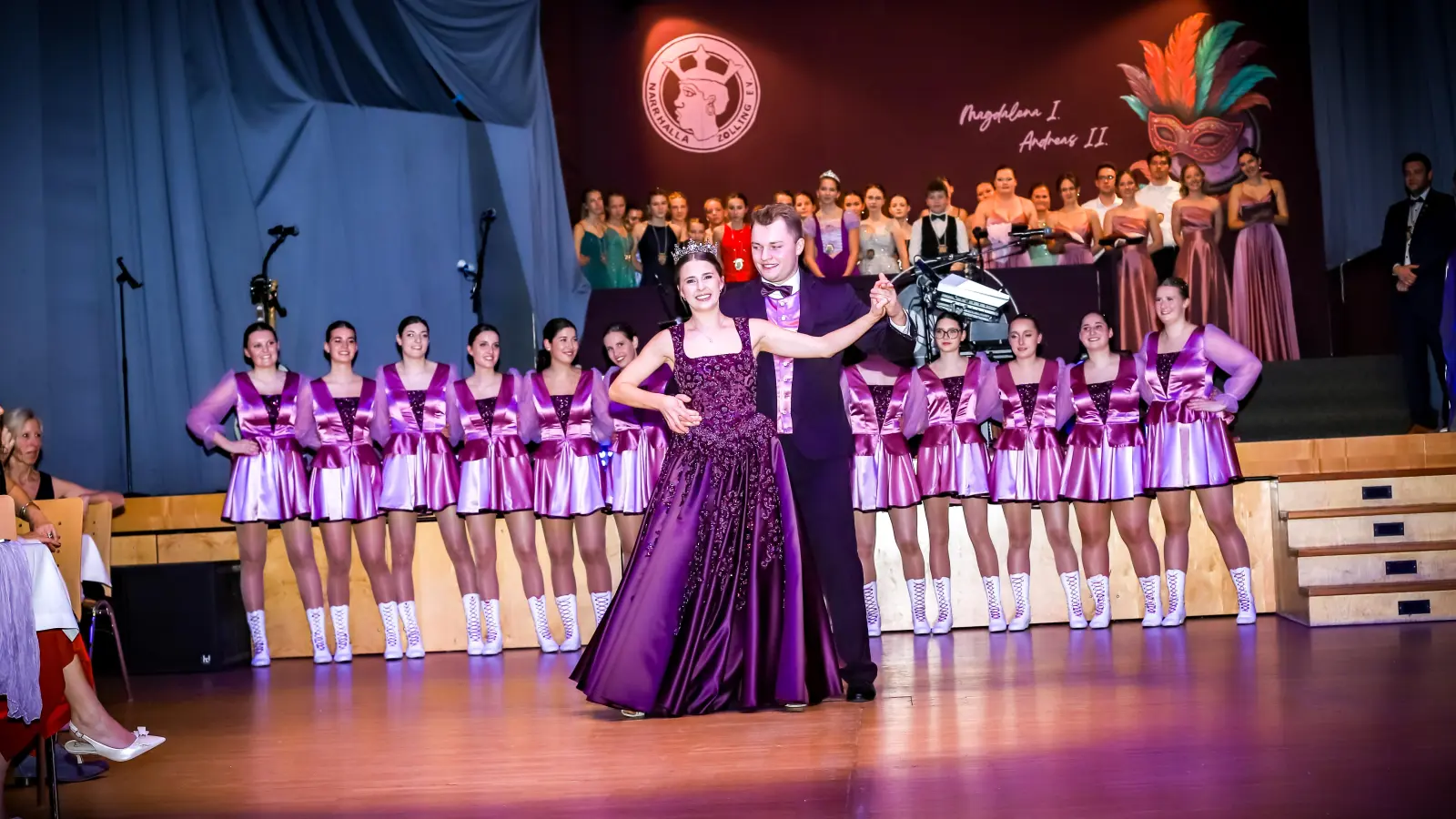 Prinzessin Magdalena I. und Prinz Andreas II. tanzen zum Auftakt einen Walzer. (Foto: Narrhalla Zolling)