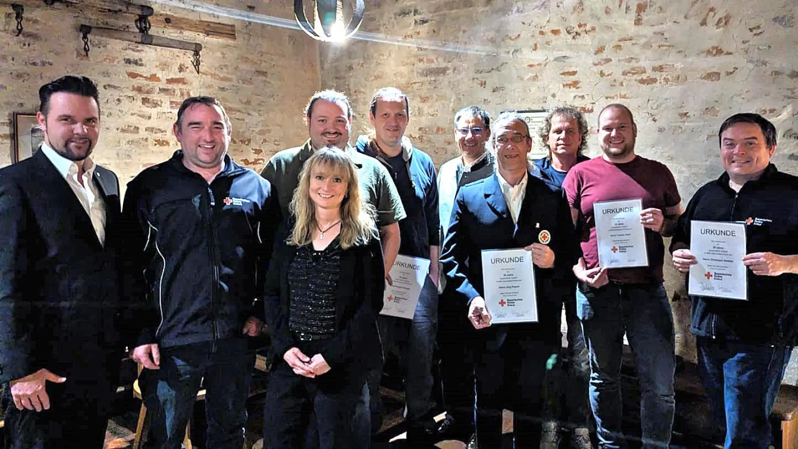 Von links: Thomas Lechner (Personalreferent), Rupert Mangstl (Leiter Rettungsdienst), Nicole Krieg-Worms (Wachleiterin Dorfen), Simon Irl (20 Jahre), Robert Fischer (20 Jahre), Andreas Lindner (Kreisgeschäftsführer), Jörg Popow (25 Jahre), Jürgen Götzel (Wachleiter Taufkirchen), Tommy Horn (10 Jahre), Christoph Deistler (20 Jahre). Nicht auf dem Foto: Jennifer Gui (15 Jahre), Michaela Pankla (10 Jahre). (Foto: BRK)