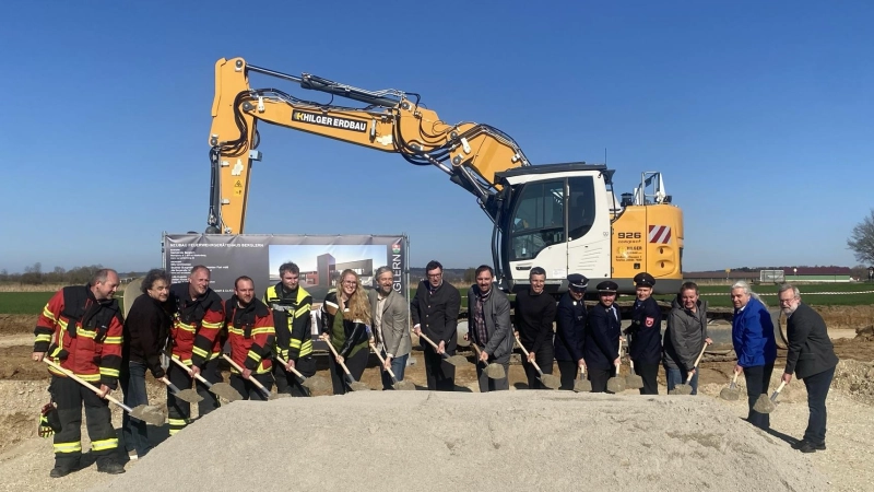 Mit 16 Spaten wird offiziell der Bau des Feuerwehrhauses eingeleitet. (Foto: agr)