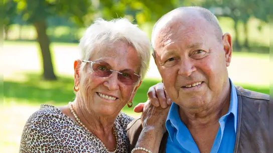 Immer häufiger versorgen auch Männer ihre pflegebedürftigen Parnter oder Eltern, hier in dieser Gruppe können sie sich austauschen. (Foto: Wodicka/Modell Colourbox.com)