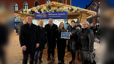 Christian Otto (Rotary Sozialfonds), Rotary Präsident Wolfgang Gieron, Unternehmer-Ehepaar Georg Scharl und Karin Wilhelm-Scharl, Janine Altheimer (Bürgerstiftung) und Ingrid Kaps (Rotary Öffentlichkeitsarbeit) freuen sich, auch 2023 Gutes tun zu können (v. li.). (Foto: Rotary)