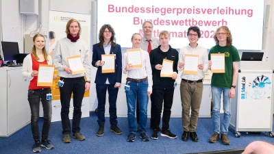 Die erstmaligen Bundessieger mit Vertretern des Bundeswettbewerbs Mathematik bei der Preisverleihung. (Foto: Leon Jakobs)