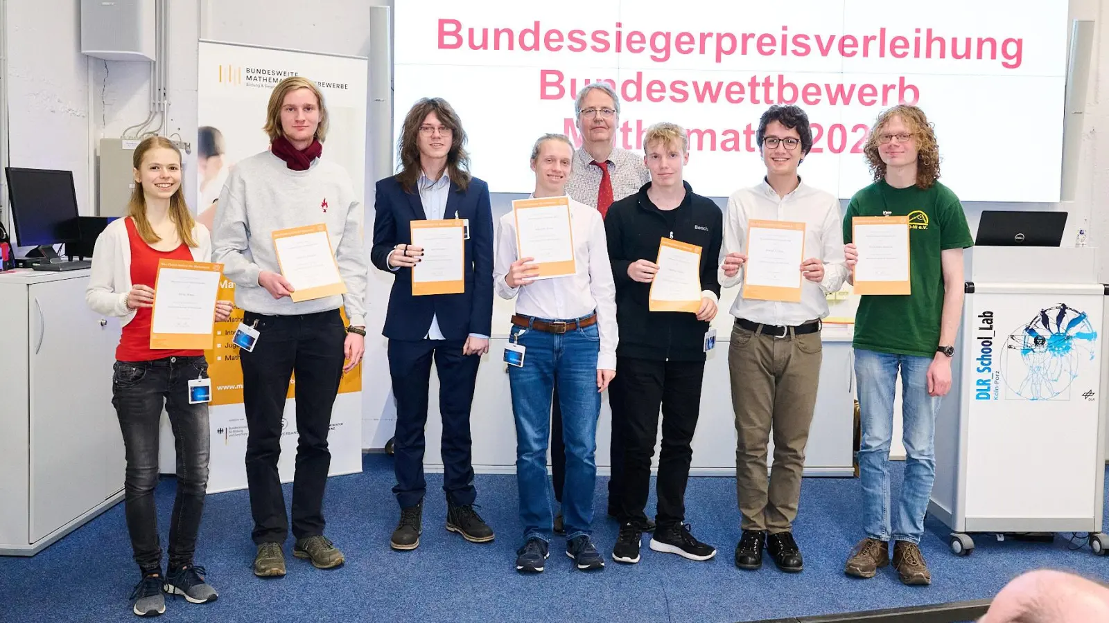 Die erstmaligen Bundessieger mit Vertretern des Bundeswettbewerbs Mathematik bei der Preisverleihung. (Foto: Leon Jakobs)