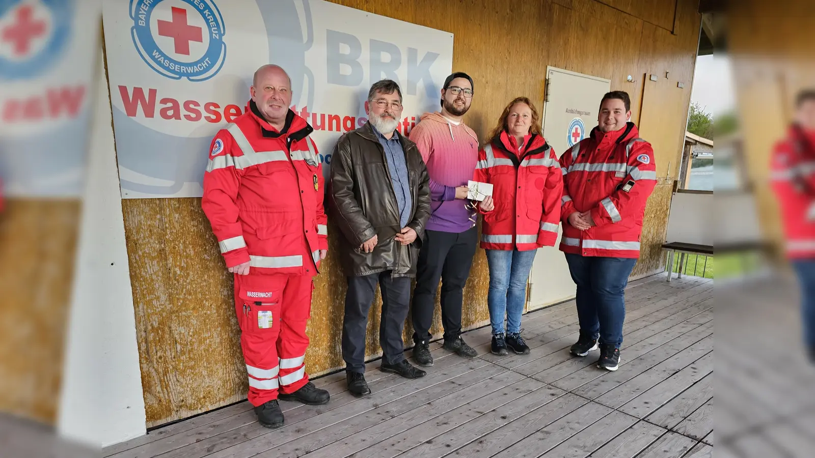 Martin Hofmann, Leonhard und Raphael Feiner, Kassier Sabine Steiner und stv. Vorsitzender Tobias Huber bei der Übergabe. (Foto: Wasserwacht)