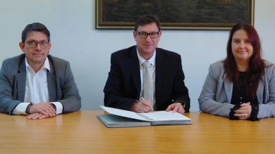 Matthias Fack, Präsident des Bayerischen Jugendringes, Martin Bayerstorfer, Landrat, und Andrea Jarmurskewitz Vorsitzende des Kreisjugendrings Erding freuen sich über den Vertragsabschluss. (Foto: LRA)
