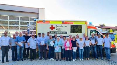 Von fünf bis zu 60 Jahren sind diese Herrschaften treue Mitglieder im BRK-Kreisverband Erding. (Foto: BRK)
