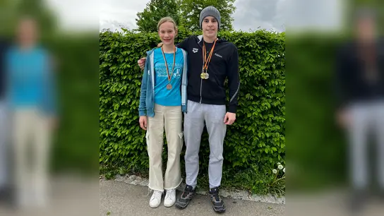 Zwei erfolgreiche Nachwuchsschwimmer: Mira Kombmann holte bei ihrer ersten Süddeutschen Bronze. Fabian Eberl gewann Gold und Silber.  (Foto: Eberl)