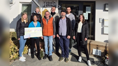 Helena Neubauer (Bauhof), Michaela Maier (Tierheimleitung/ Vorsitzende), Maria Michalk (Tierheim), Hans Januschkowetz, Stefan Weigert, Manfred Walbrunn (alle Bauhof) sowie Jonas Huber und Nina Köbernich vom Tierheim. (v.l.) (Foto: Stadt Erding)