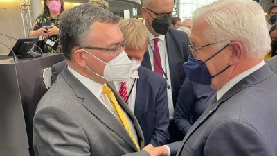 Dr. Florian Herrmann gratuliert Frank-Walter Steinmeier zur Wiederwahl. (Foto: privat)