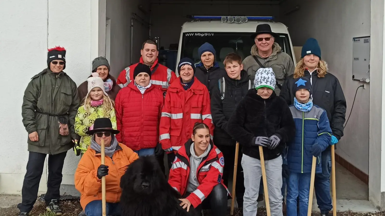 Die Moosburger Wasserwacht - hier einige Teilnehmer - waren bei der Aktion wieder mit dabei. (Foto: Wasserwacht)