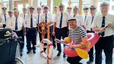 Mit maritimen Klängen bring der Seemannschor Schwung ins Seniorenheim. (Foto: Huber)