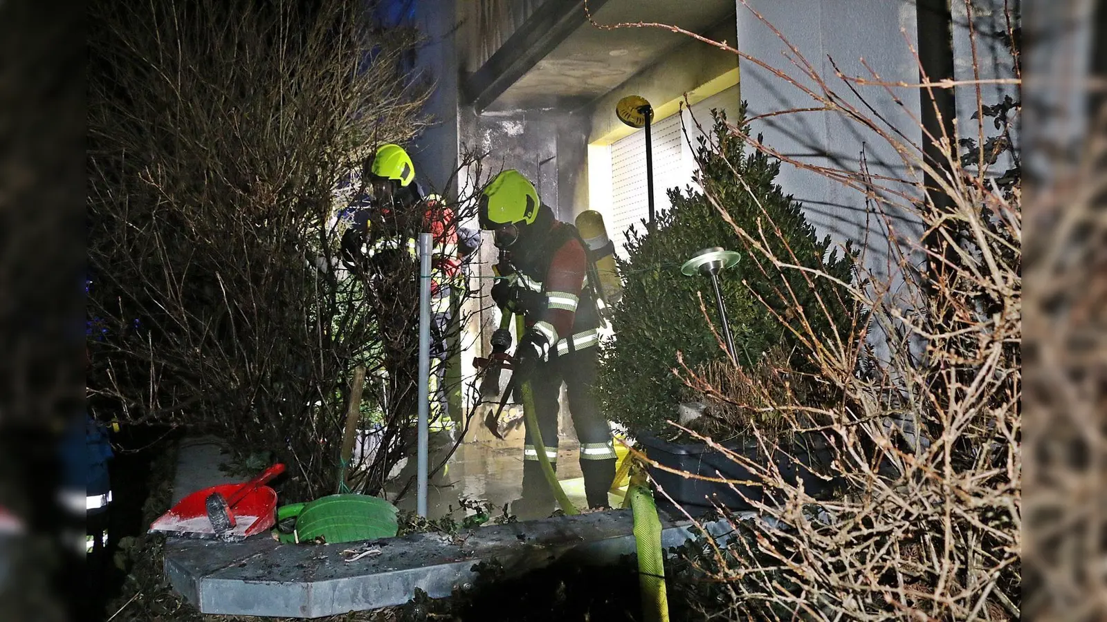 Ein brennendes Regal auf einem Balkon beschäftigte die Feuerwehr Mauern bei diesem Brand.  (Foto: FW Mauern)