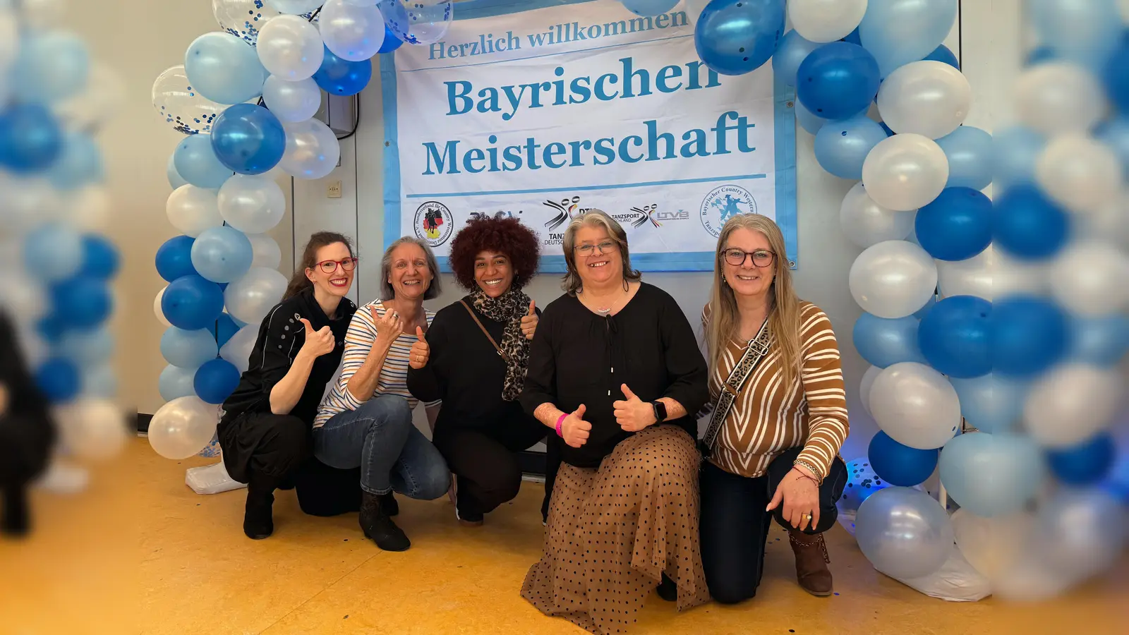 Erfolgreich bei der BM: Linedancerin Cornelia Backhauss (2.v.r.) und ihre Unterstützerinnen von der Tanzsportgemeinschaft Da Capo.  (Foto: Germeier/TSG Da Capo)