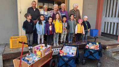 Drei Bollerwagen voller Spenden übergaben die Kinder des Kindergarten St. Antonius an die Tafel. (Foto: Stadt Erding)