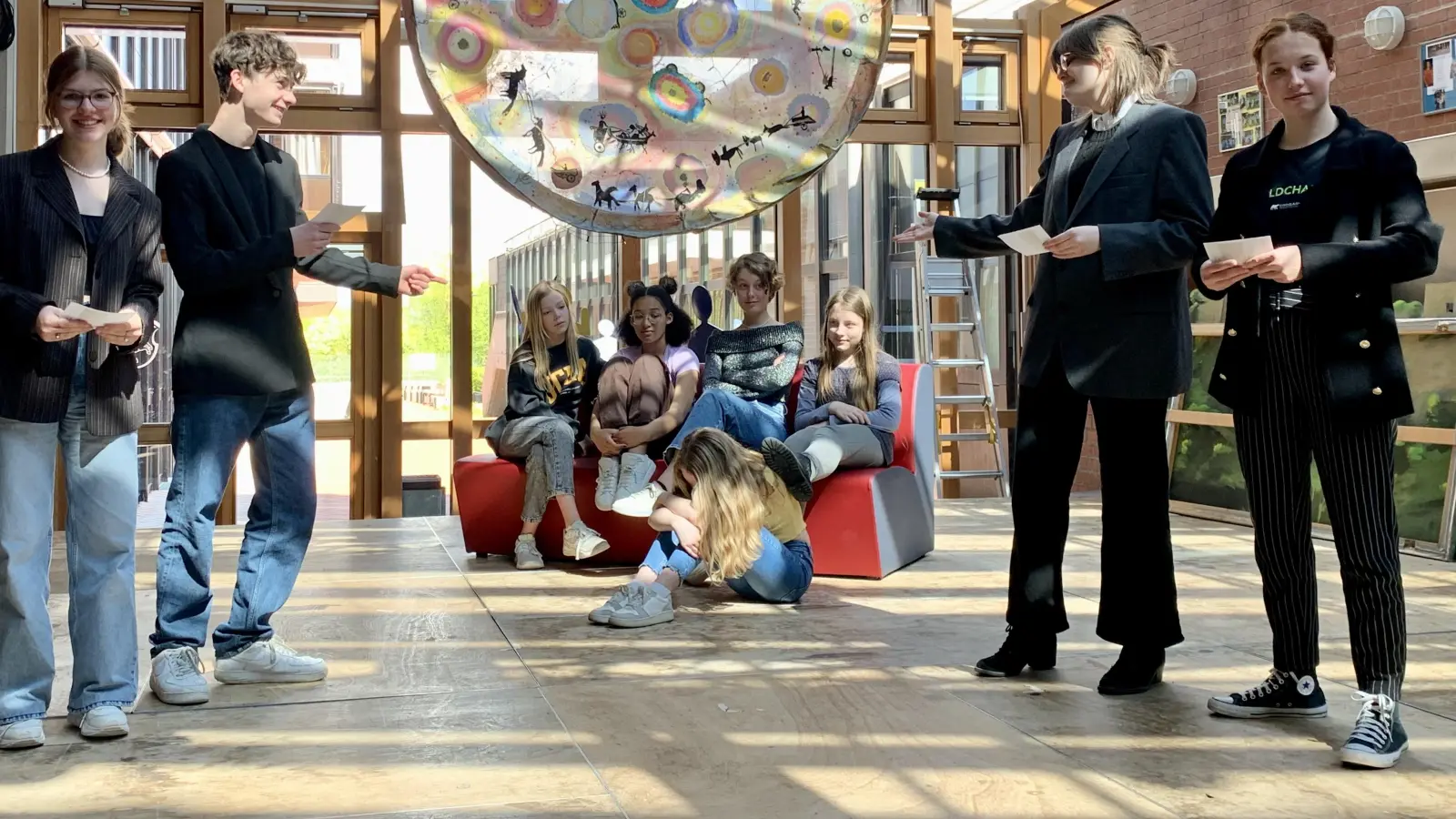 Weil die Pandemie auch Musik- und Theaterprojekte stark erschwerte, konnte die Premiere des Stücks „alone at home“ erst im Juli 2022 stattfinden. (Foto: Marco Koch)