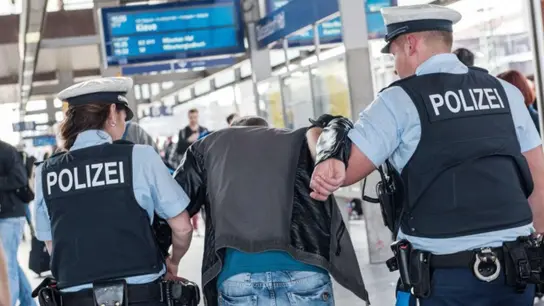 Beamten der Bundespolizei nahmen den 22-Jährigen in Gewahrsam.  (Foto: Bundespolizei)