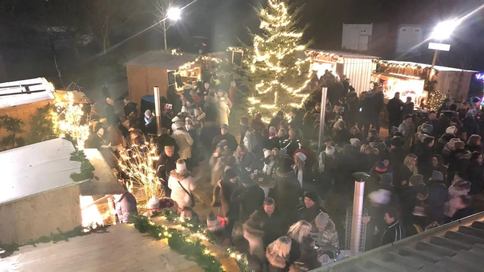 In stimmungsvoller Atmosphäre kommen die Moosinninger Bürger gemütlich zusammen. (Foto: Torpedos Moosinning)