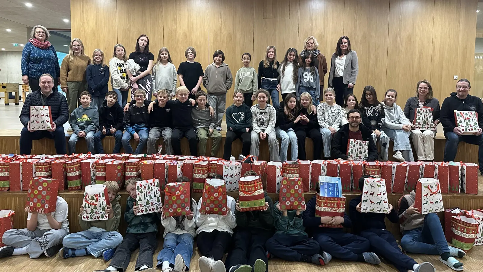 76 Päckchen hat die Karlheinz Böhm Grund- und Mittelschule für die Weihnachtsfeier des Hauses Johanna &amp; Sebastian<br>gepackt. (Foto: Gem. Vaterstetten)