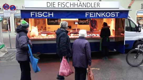 Ein neuer Fischhändler bereichert das Angebot auf dem Wochenmarkt. (Foto: Stadt Freising)