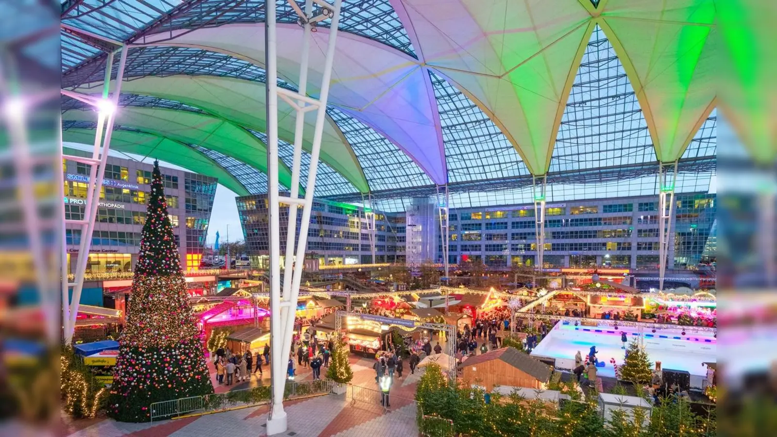 Aufgrund der Schneelast auf dem Dach musste der Weihnachtsmarkt pausieren. Jetzt aber kann man dort wieder Stimmung tanken. (Foto: FMG/A. Schebesta)