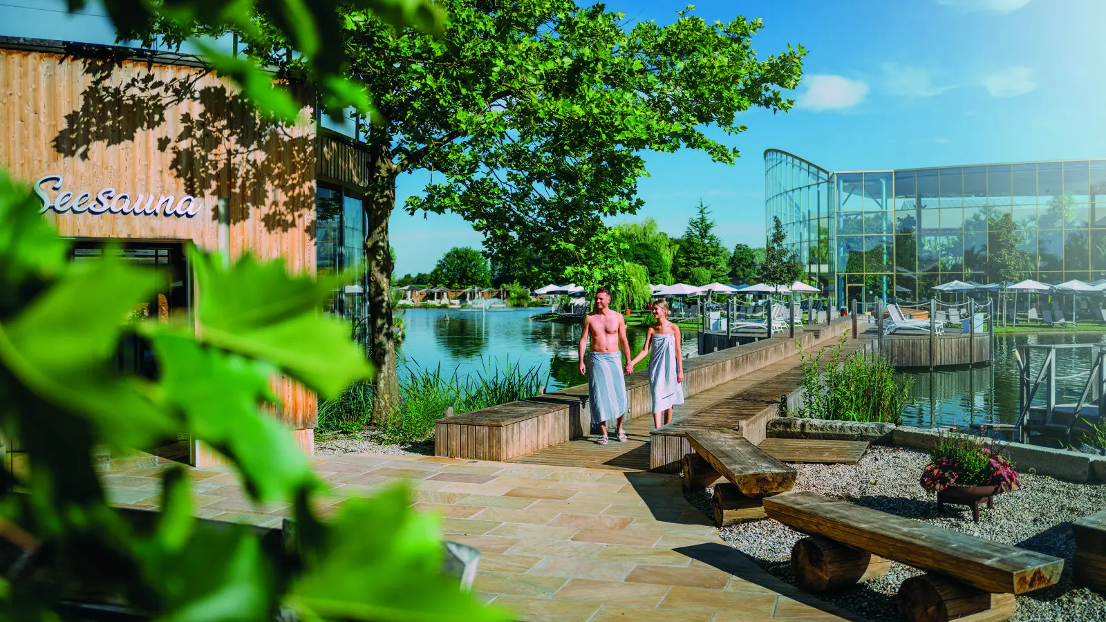 Urlaubsfeeling erleben können die Gäste auch auf dem Panoramasteg am Natursee. (Foto: Therme Erding)
