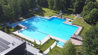 Das Moosburger Freibad soll grundlegend saniert und umgebaut werden. Wenn es entsprechende Fördergelder gibt, könnte der Umbau ab Herbst 2026 erfolgen - die „Kreuz Form” soll auf alle Fälle erhalten bleiben. (Foto: bro)