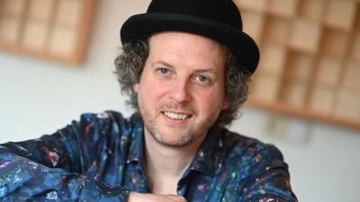 Der Volkspianist Ramon Bessel schreibt Lieder, die das alltägliche Leben betreffen. (Foto: Theaterverein Markt Schwaben)