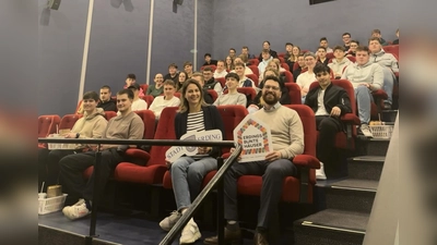 Erdinger Azubis freuen sich über die Einladung ins Kino (Foto: Stadt Erding)