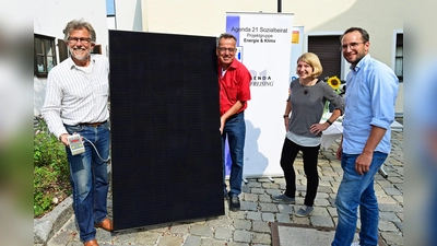 Stellten im Herbst 2020 das Beratungsangebot vor (v.l.): Sepp Beck und Rainer Teschner von der Agenda-21 Gruppe „Energie und Klimaschutz“, Marie Hüneke vom Klimaschutzmanagement der Stadt Freising sowie Tobias Grießl von den Freisinger Stadtwerken.  (Foto: Stadt Freising)