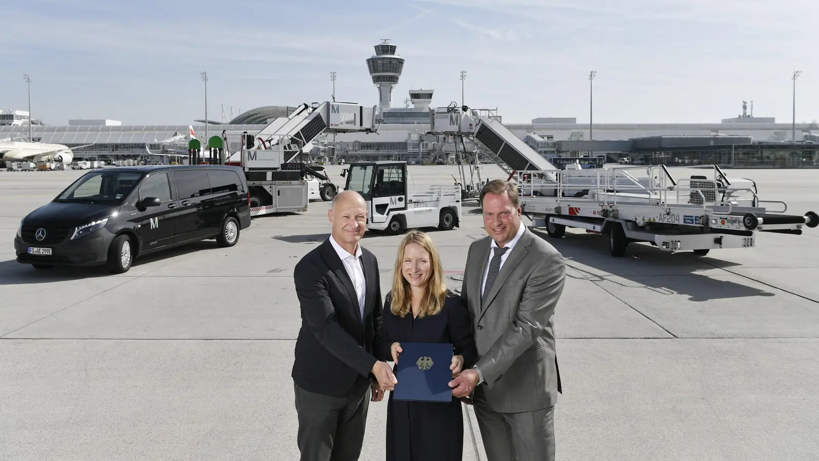 Daniela Kluckert, Parlamentarische Staatssekretärin und Beauftragte des BMDV für Ladeinfrastruktur, übergab den Förderbescheid an Flughafenchef Jost Lammers (li.) und Helmut Ehrnstraßer, Geschäftsführer der AeroGround. (Foto: FMG/ATF)