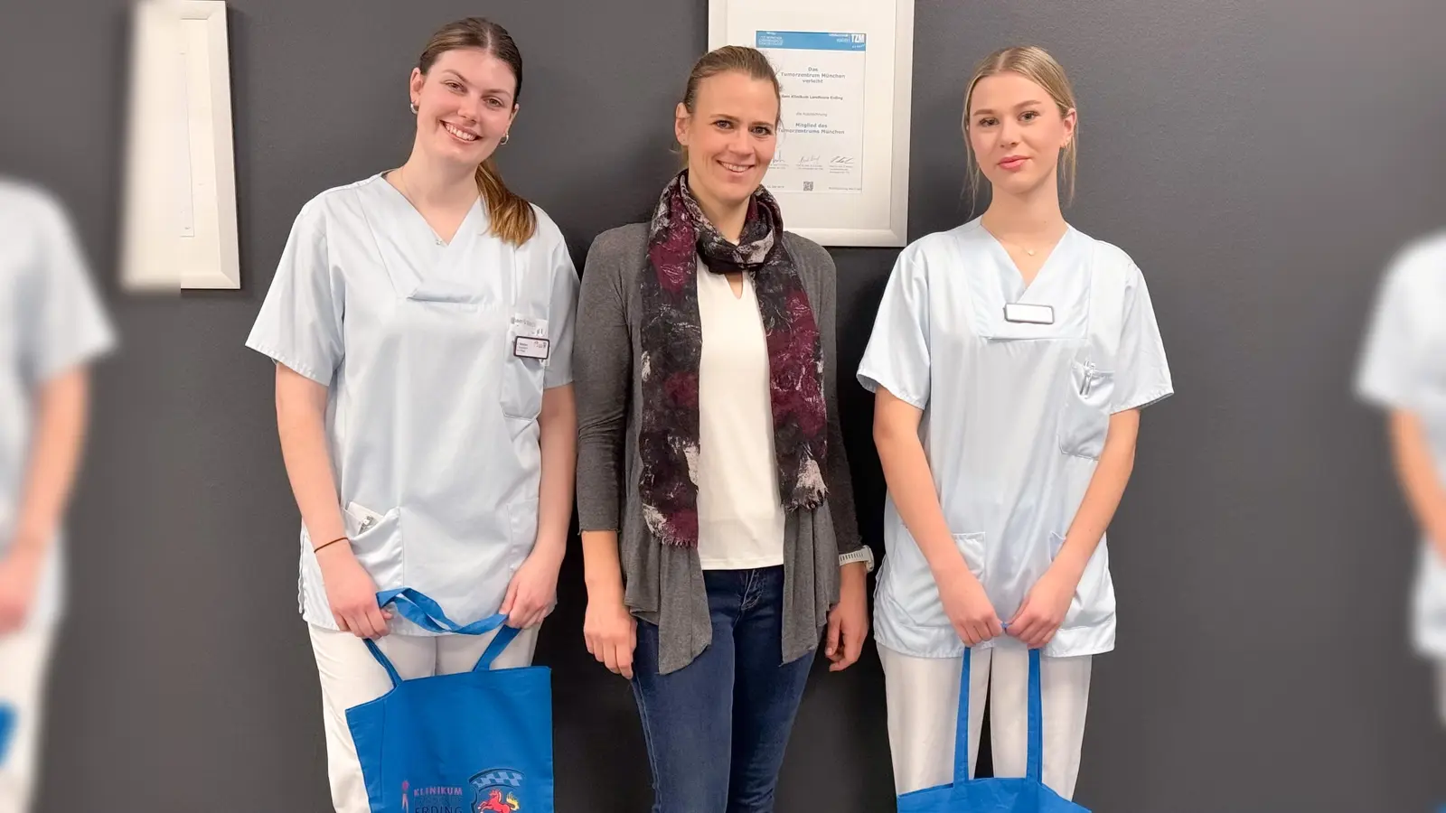 Studierende Johanna Wimmer und Leonie Jüttner. In der Mitte: Britta Schichtl, Leiterin der Zentralen Praxisanleitung und Praxiskoordination. (Foto: LRA Erding)