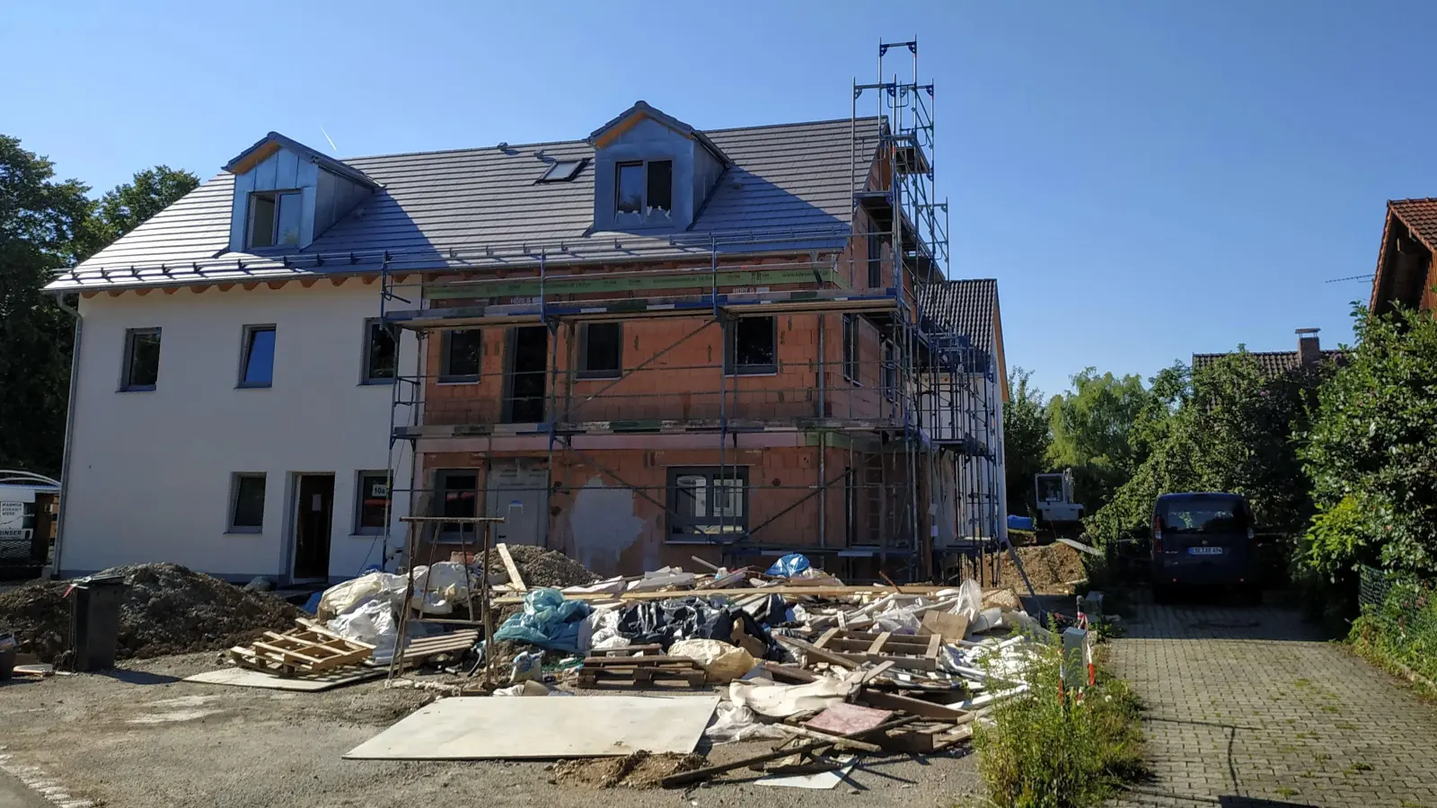 Teures Pflaster: Doppelhaushälften und Reihenhäuser sind im Landkreis für 750.000 bis 1,45 Millionen Euro zu haben und neue Eigentumswohnungen zwischen 6.000 und 9.500 Euro pro Quadratmeter. (Foto: sd)