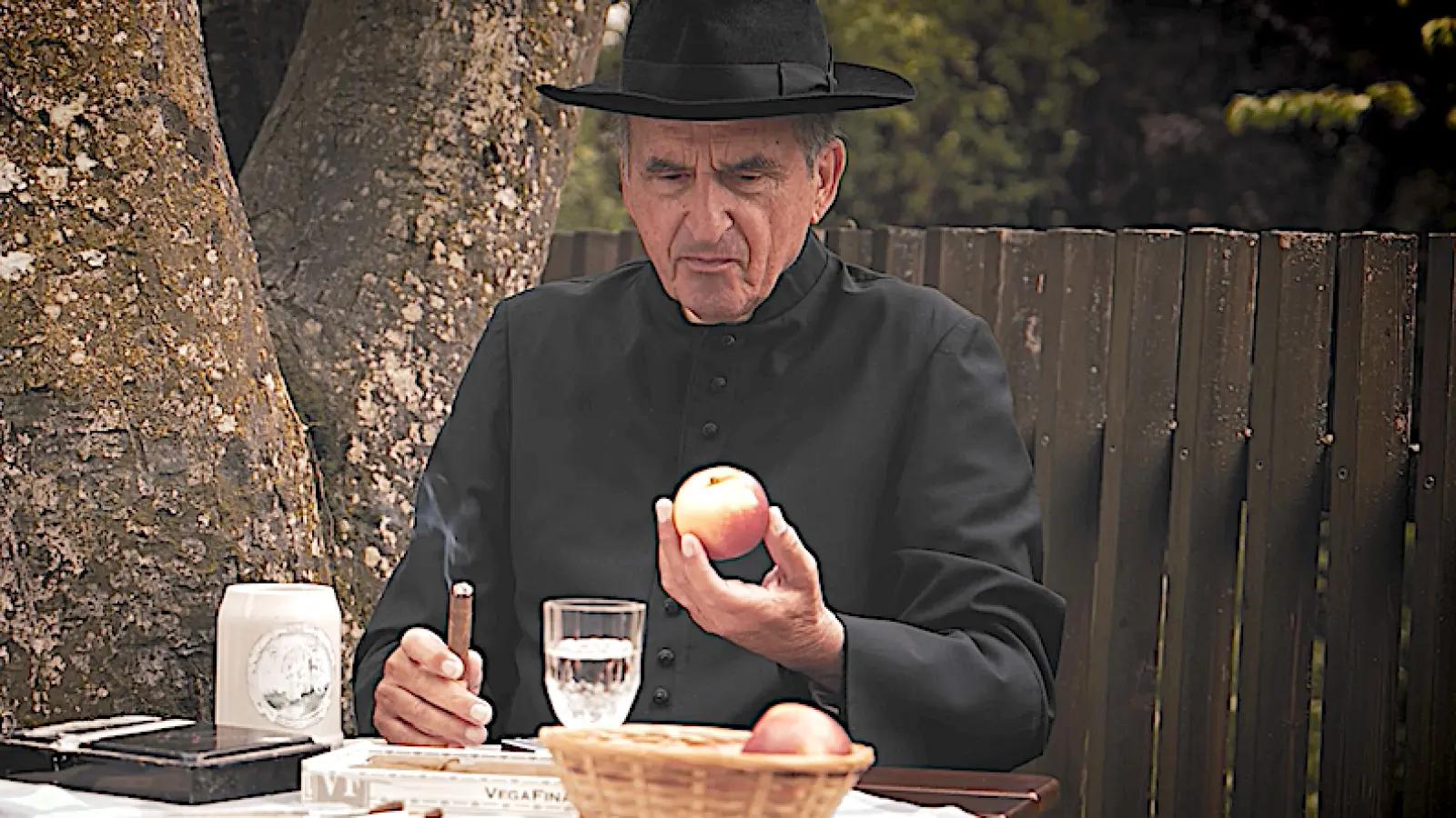 Im Film wird der Apfelpfarrer Korbinian Aigner von Karl Knaup verkörpert. (Foto: ESHWINS)