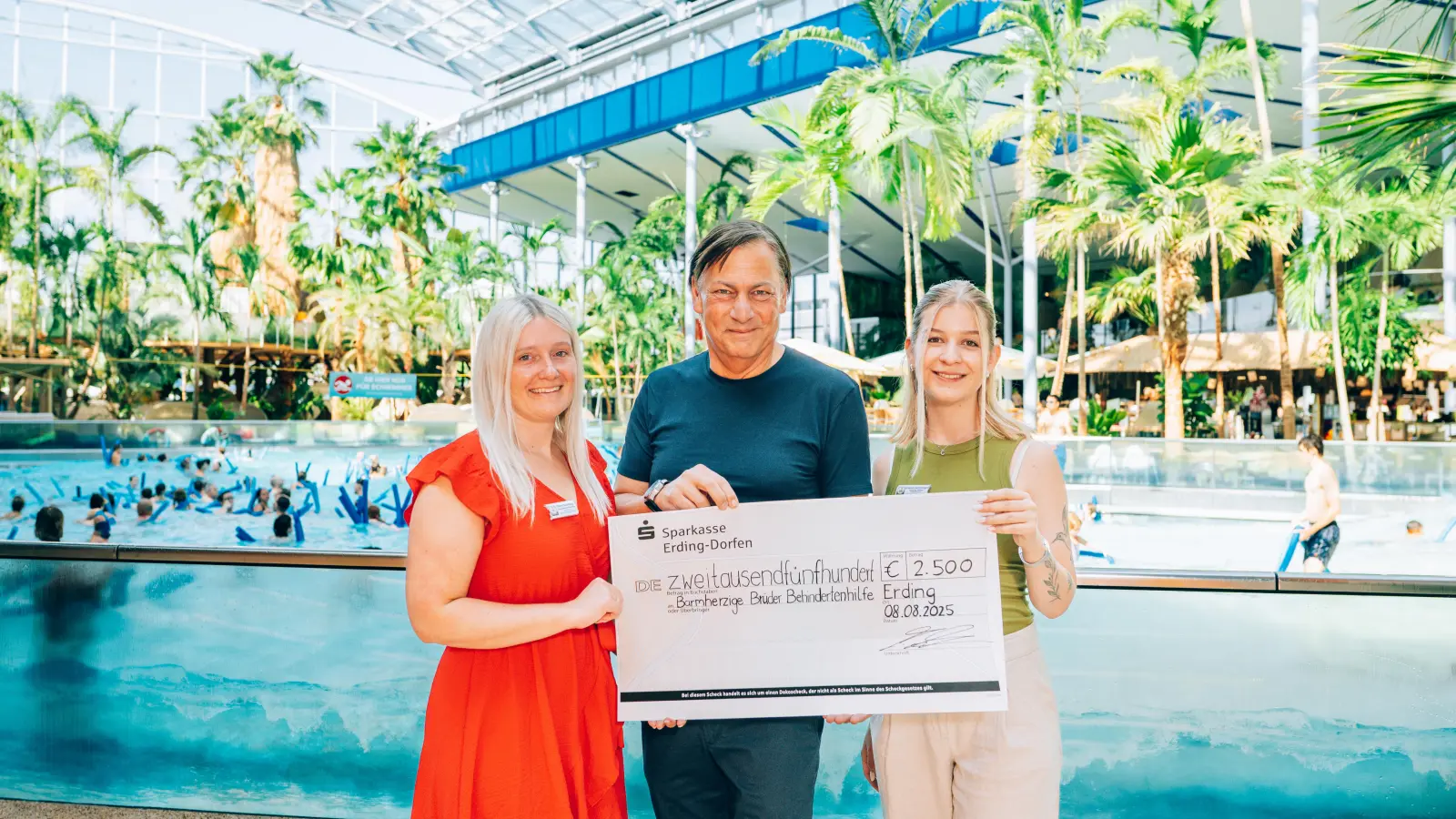 Eileen Rostaing (Leitung klassisches Marketing), Ary Witte-Kriegner (Geschäftsführer Barmherzige Brüder Behindertenhilfe gGmbH Oberbayern) und Carina Koch (Marketing Assistenz in der Therme Erding). v.l. (Foto: Therme Erding)