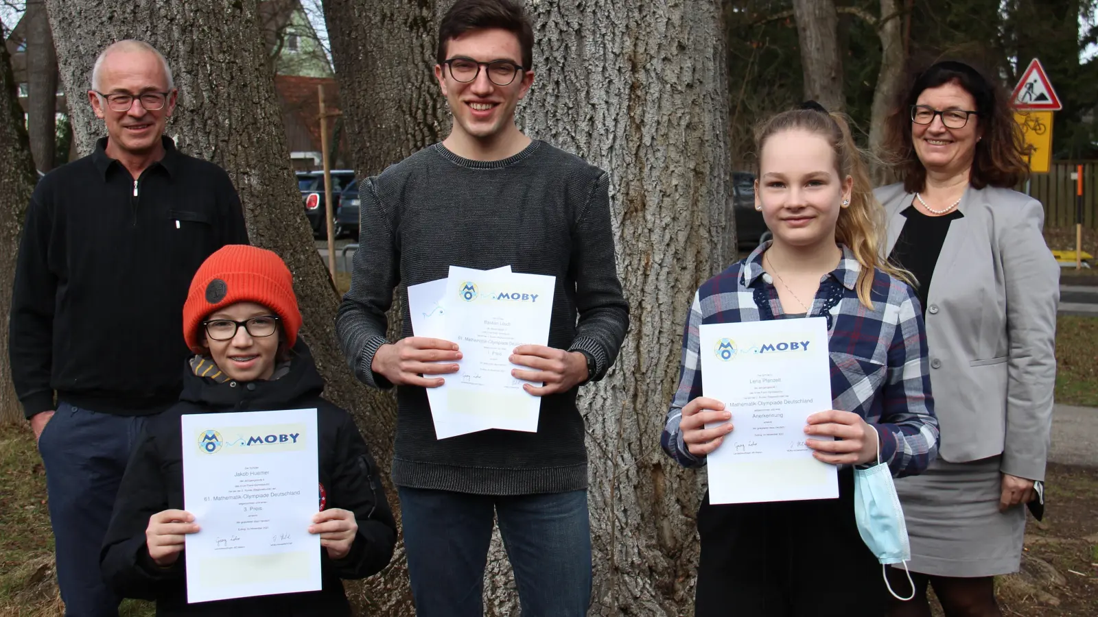 Schulleiterin Regine Hofmann und Fachbetreuer Johann Stitzl freuen sich mit den Schülern.  (Foto: Schule)