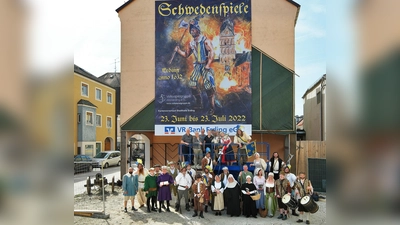 Ein Großflächenplakat am Gebäude der VR-Bank kündet nun von den baldigen Schwedenspielen. (Foto: VSG)