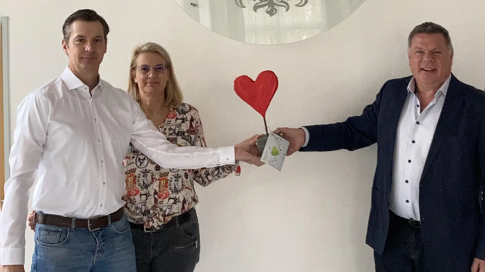 Bürgermeister Piet Mayr überreicht den Flutstein an das Ehepaar Meike und Stefan Winsel. (Foto: Gemeinde Zorneding)