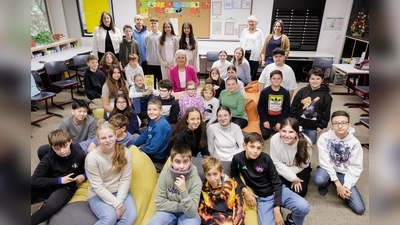 Familienministerin Ulrike Scharf mit Schülerinnen und Schülern der Mittelschule am Lodererplatz in Erding. (Foto: StMAS / Nötel)