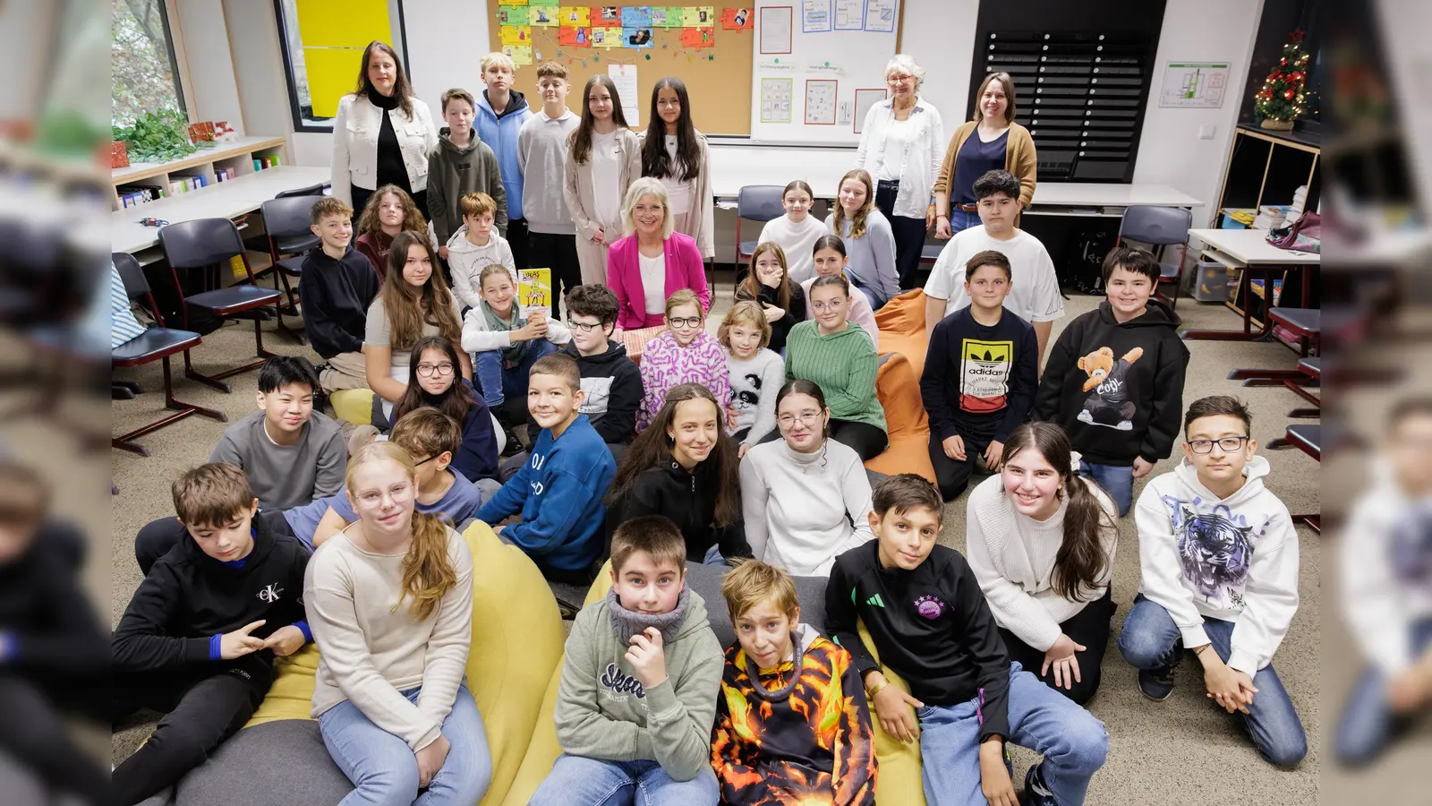 Familienministerin Ulrike Scharf mit Schülerinnen und Schülern der Mittelschule am Lodererplatz in Erding. (Foto: StMAS / Nötel)