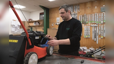 Auch Rasenmäher sollten vor der neuen Saison jeweils auf Funktion und Sicherheit überprüft werden.  (Foto: QMF e.V./Social Media Konzepte/Judith Lorenz/akz-o)