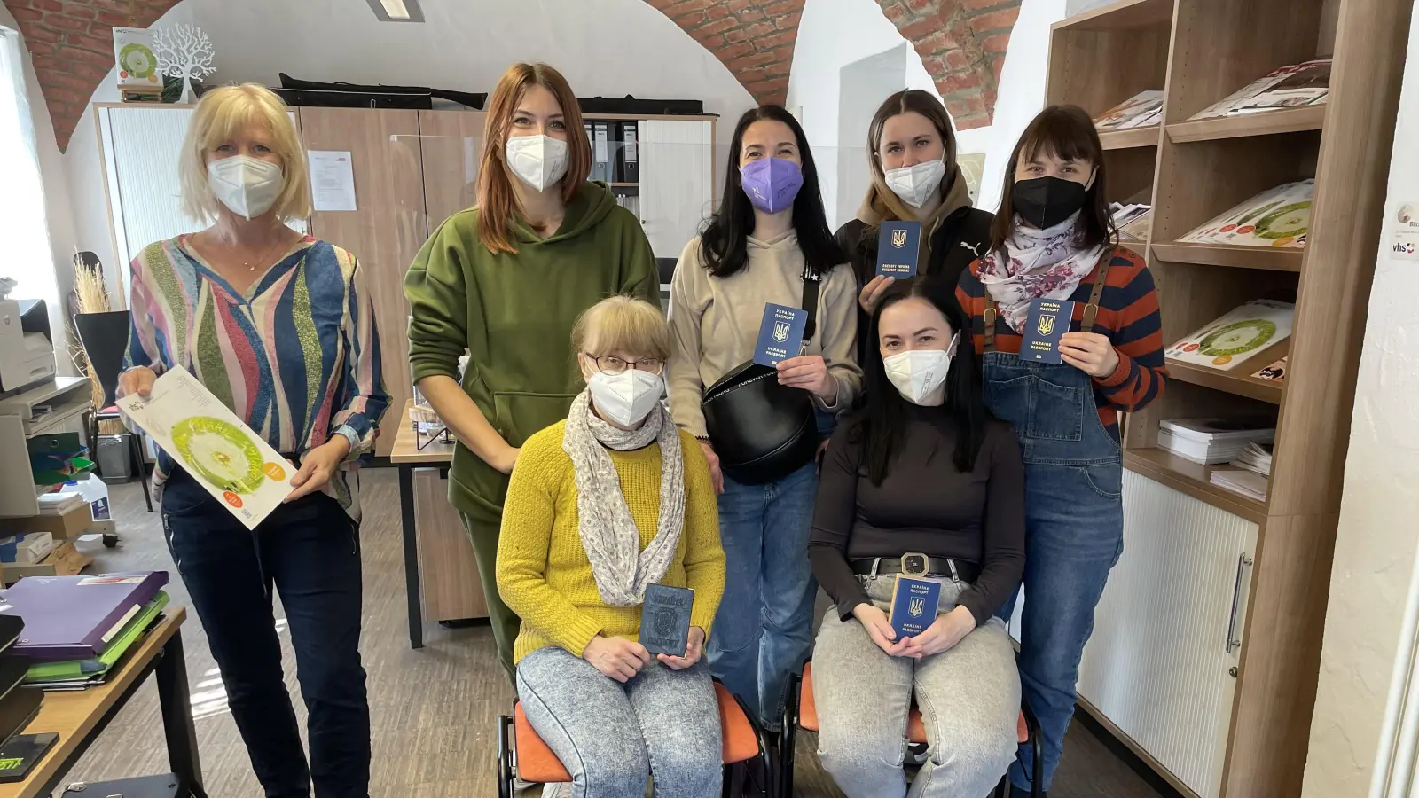 Christine Gehri-Kramer von der vhs-Geschäftsstelle Markt Schwaben zusammen mit Geflüchteten aus der Ukraine. (Foto: VHS)