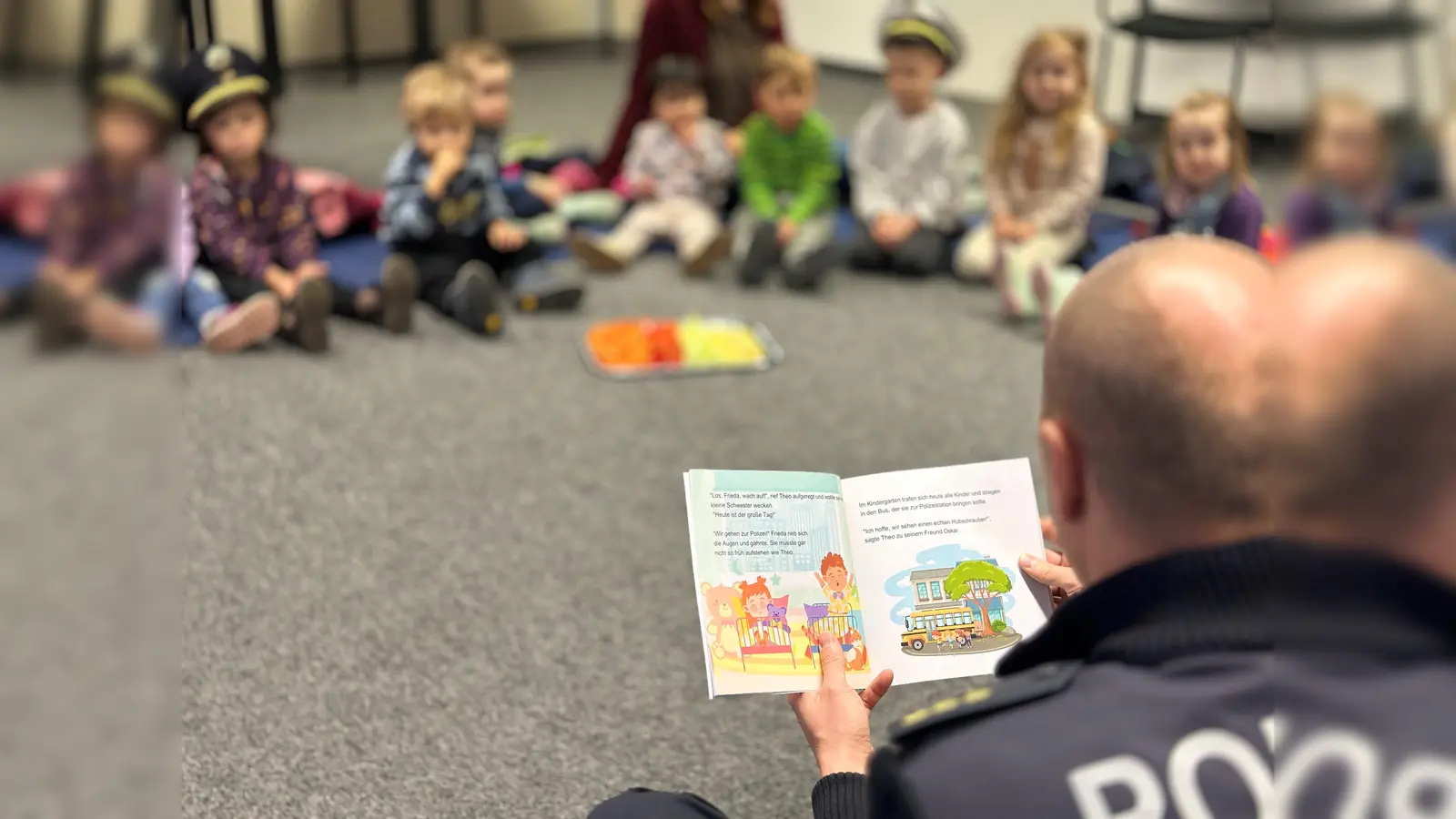 Polizeidirektor Hering beim Vorlesen (Foto: Bundespolizei Flughafen München)