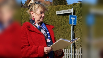 Evi Sachsenhauser präsentiert Geschichten rund um die Straßennamen. (Foto: Kolping)