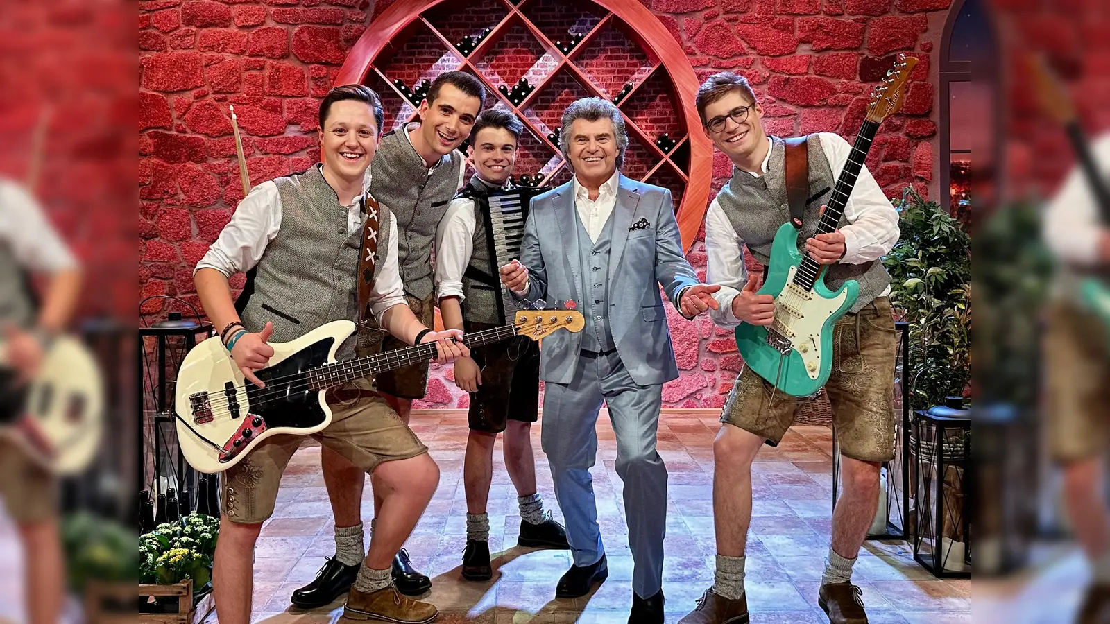 Die jungen Musiker aus dem Landkreis Erding sind erneut bei „Schlager-Spaß” zu sehen (von links): Ferdinand Bauer, Martin Kneißl, Stefan Bauer, Gastgeber Andy Borg und Lukas Forster. (Foto: privat)