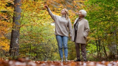 Wenn ein lieber Mensch gestorben ist, stärkt man sich gegenseitig im Kreis der Verwandten - zum Beispiel bei gemeinsamen Spaziergängen im Bestattungswald.  (Foto: djd/FriedWald)