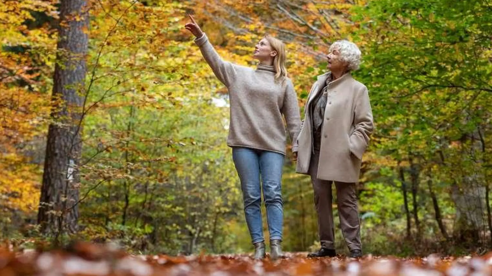 Wenn ein lieber Mensch gestorben ist, stärkt man sich gegenseitig im Kreis der Verwandten - zum Beispiel bei gemeinsamen Spaziergängen im Bestattungswald.  (Foto: djd/FriedWald)