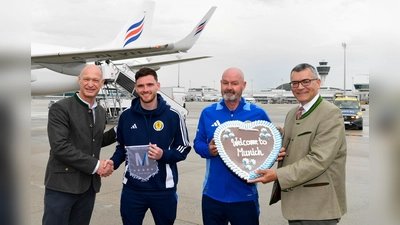 Jost Lammers, Vorsitzenderder Geschäftsführung der Flughafen München GmbH, Teamcaptain Andy Robertson, Trainer Steve Clarke und Staatsminister Dr. Florian Herrmann (v.l.). (Foto:  Flughafen München GmbH)